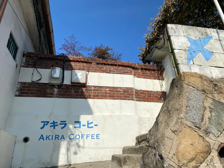 前往咖啡廳的石階