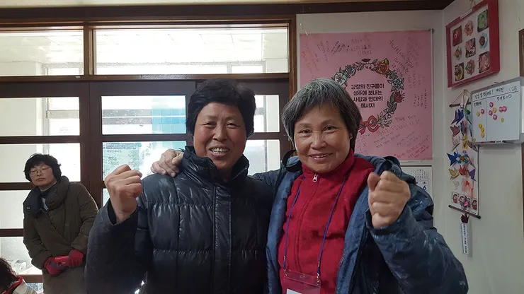 ▲洪箱與韓國女農相互打氣。