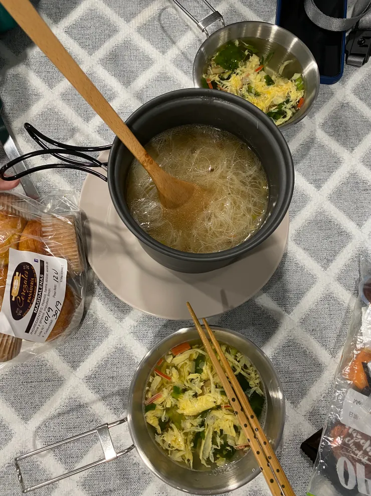 台灣素米粉、日本蛋花湯、西班牙蛋糕（還有一點飛機餐，沒錯飛機餐惠我們良多）