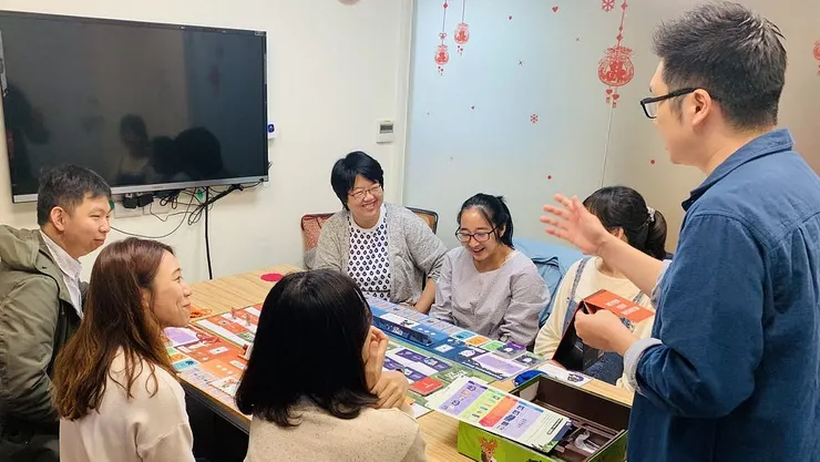 「桌遊菜鳥」團長 Peter Liao(左一)與趨勢 UX Team 新鮮人一同試玩《UX in the Jungle》
