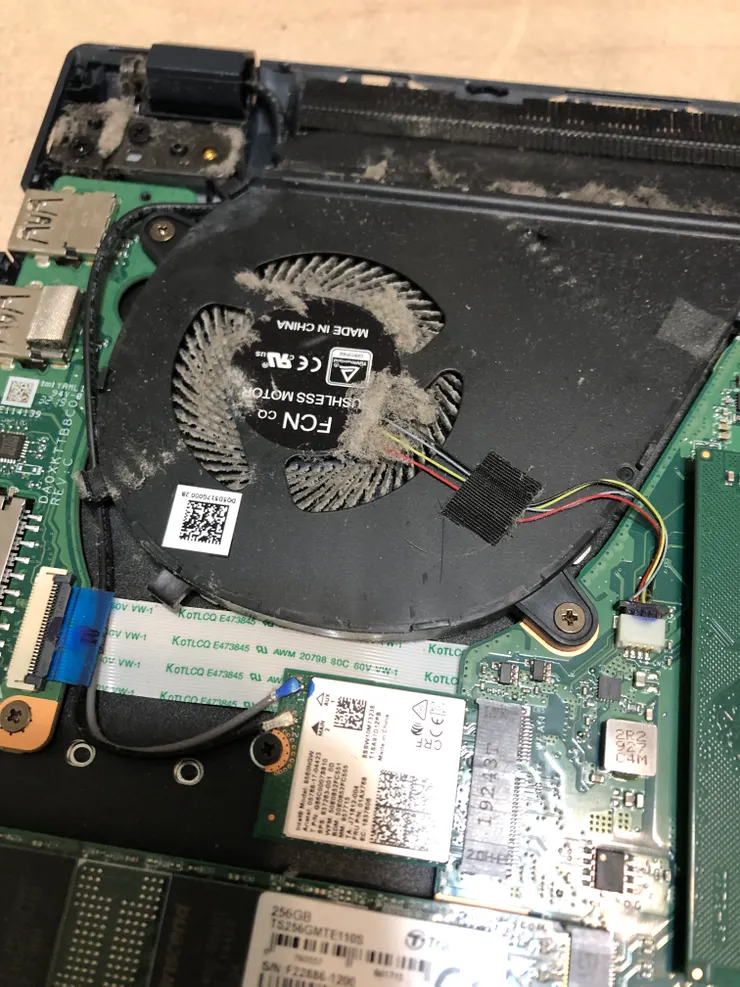 左邊的風扇整個塞住。