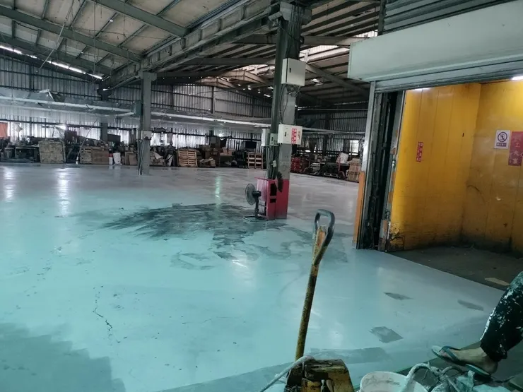 台南工廠耐磨地坪漆推薦│振宏油漆行│定期保養地板更省錢│交給