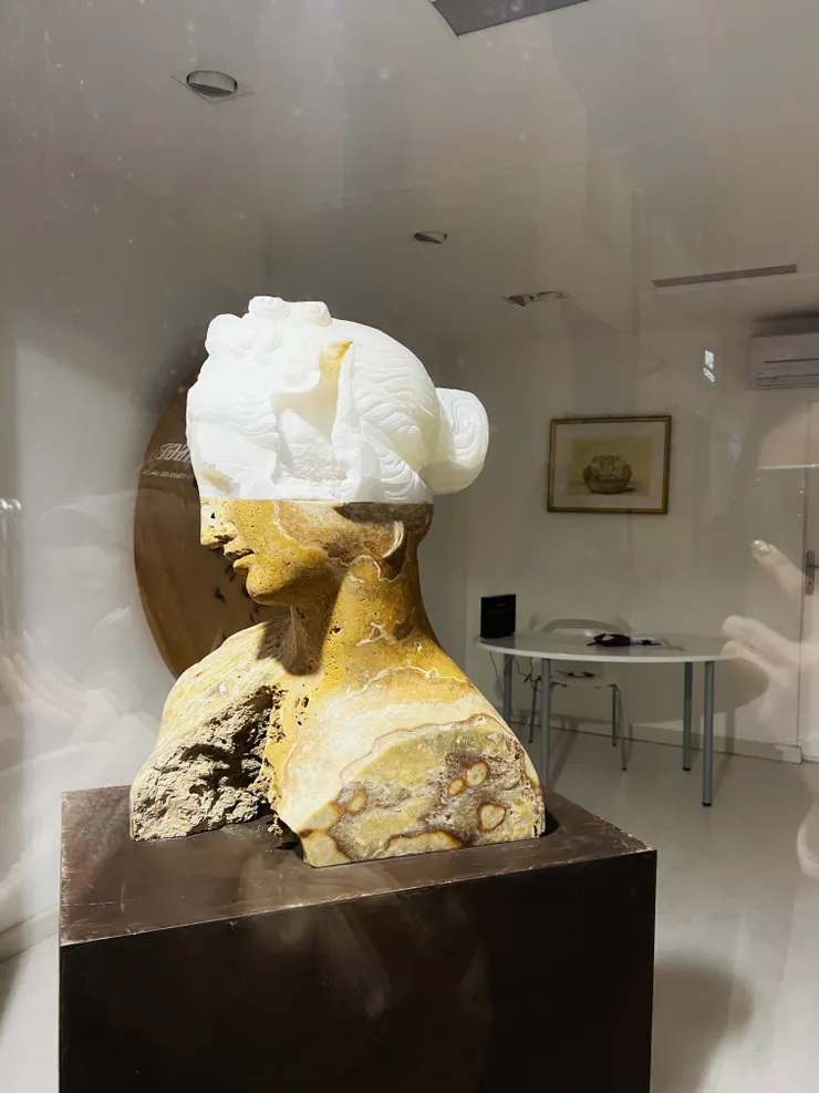 隨處可見藝廊，櫥窗中擺滿藝術家的細膩作品