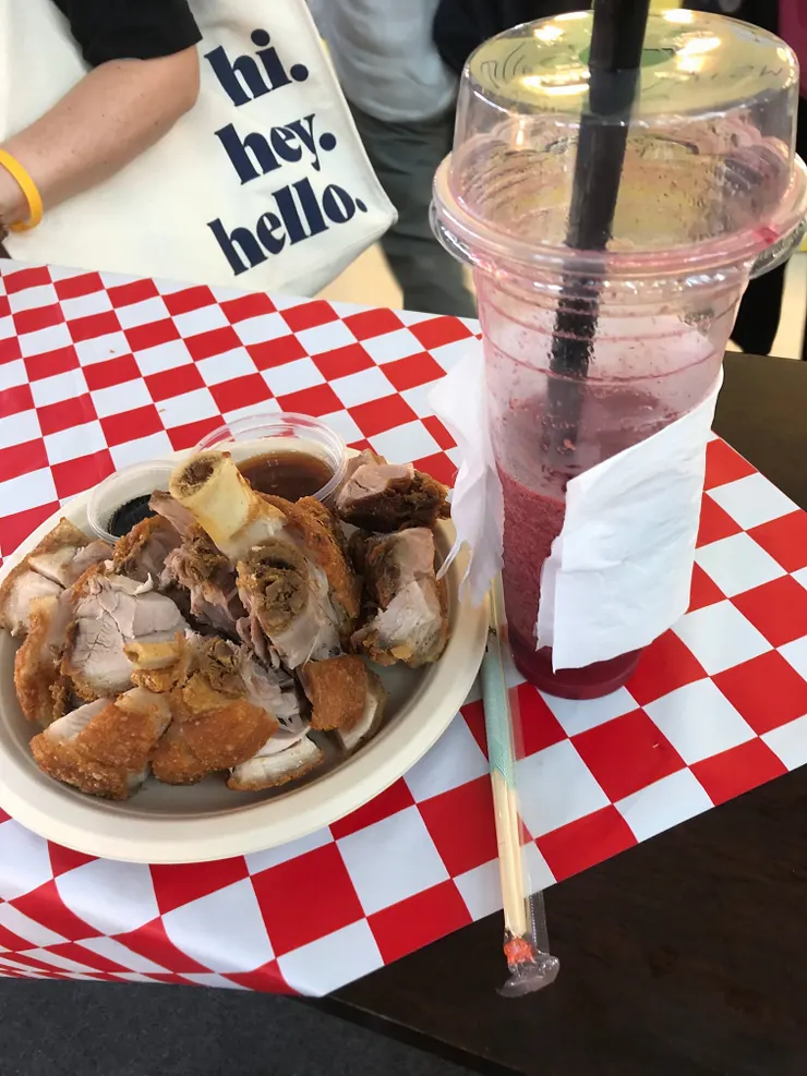 這個就是我妄想自己能一次吃完的脆皮豬手。