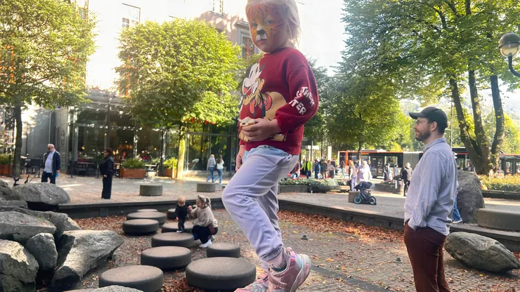 拍照很有架勢（已徵得家長同意）