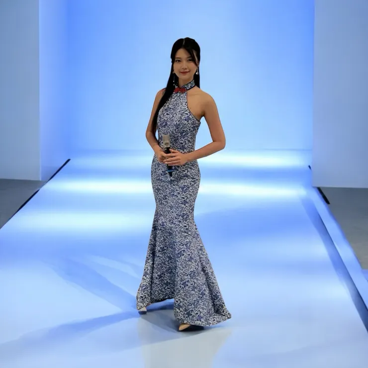 本人提供（晟兮藝術 藍色青花瓷改良式旗袍）