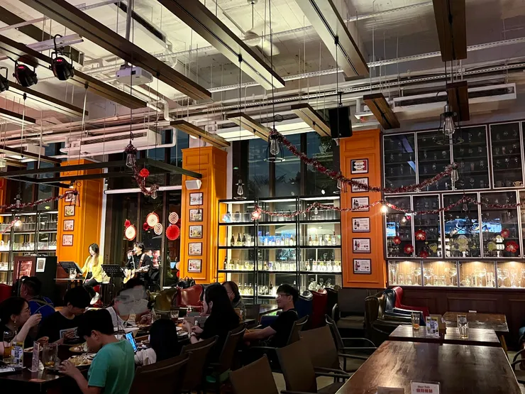 面向舞台的坐位,台上有駐唱歌手