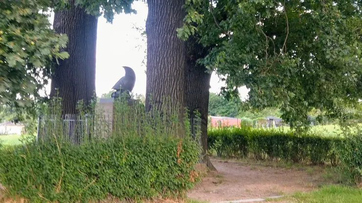 旁邊還有一個紀念碑，紀念讓-維克托·莫羅，一位法國將軍，他曾在1813年的德累斯登戰役中與俄國沙皇亞歷山大並肩作戰，對抗拿破崙。在與亞歷山大交談時，他被砲彈擊中，最後傷重死於波希米亞。