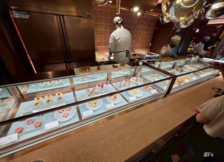 各式精緻甜點。女性友人表示很快樂XD