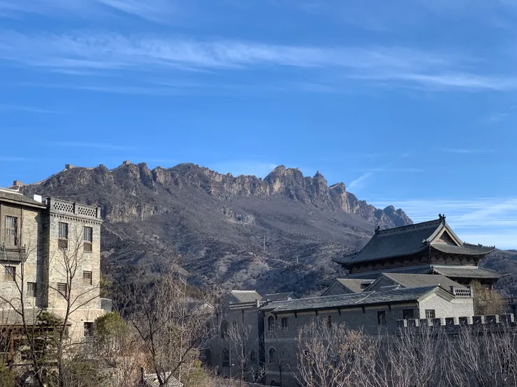 北京附近古北水鎮日景，正前方是萬里長城。