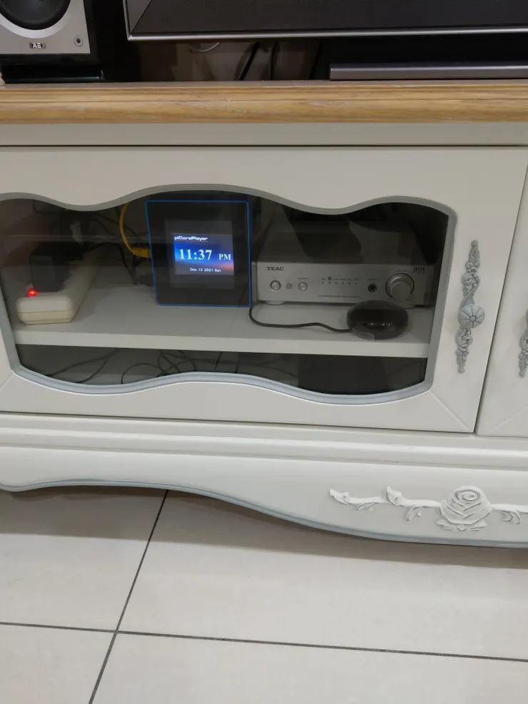 和擴大機透過USB線連接,樹莓派會偵測USB DAC存在與否,切換不同的畫面,預設情況會顯示日期和時間。