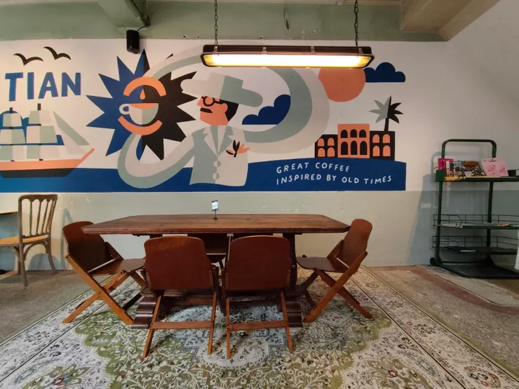 二樓：彩繪牆面突顯品牌精神