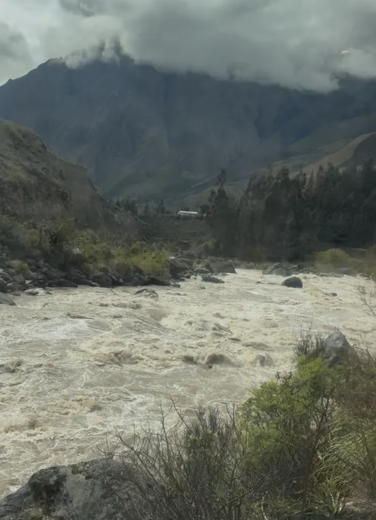 窗外烏魯班巴河驚人的水量