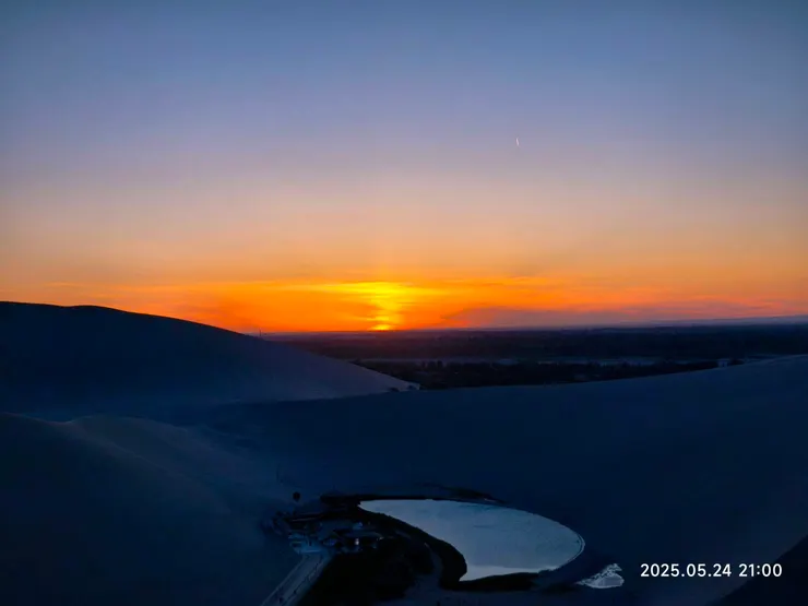 晚上9點日落的月牙泉/©Aunt Kaki