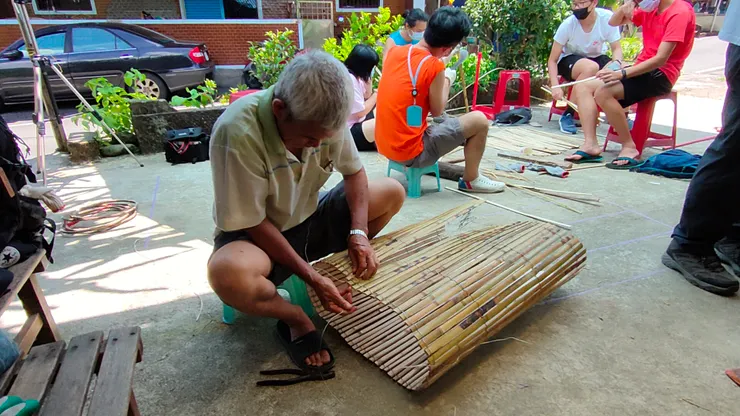 社區長者展現製作漁筌的技藝。