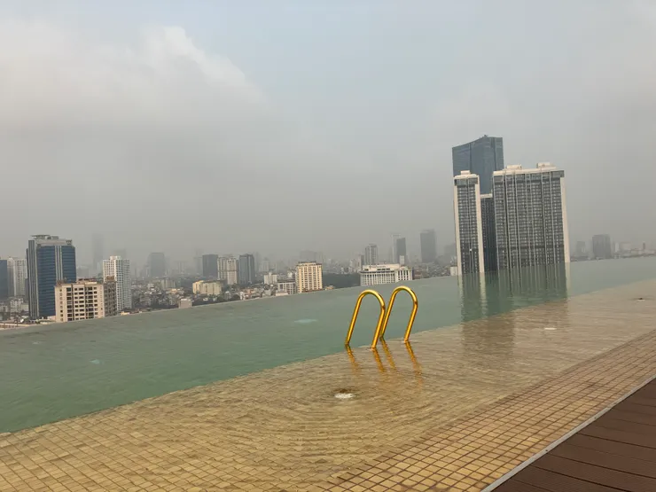 白天的泳池