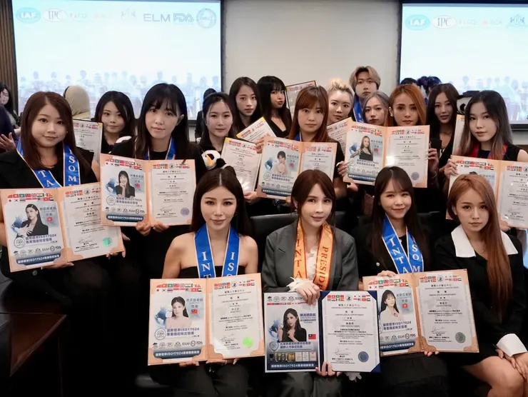 圖說：Sunny老師（配戴橘色披帶）與具備美國 FT 養色技術國際認證之學員合影。（圖／梵天國際美學企業）