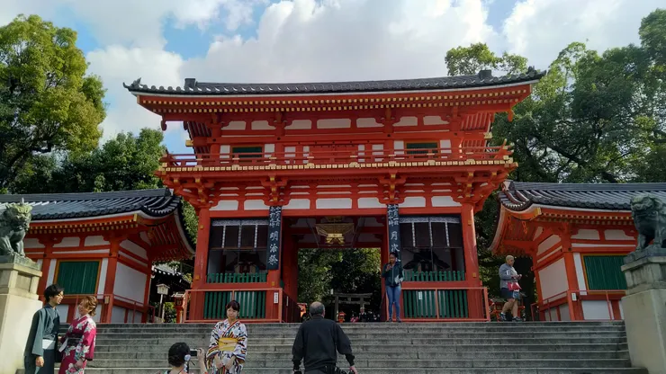 京都向來是外國遊客造訪的重點城市(圖為八坂神社的西樓門)