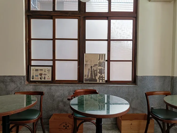 每個位子後方有木頭的箱子可擺放包包