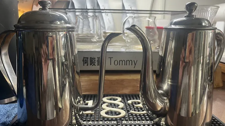 (左)入門版細口手沖壺(右)進階版田口護，鶴嘴手沖壺