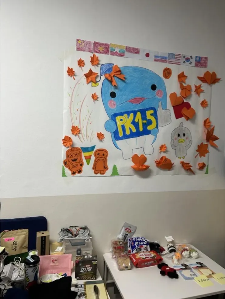 和同學一起佈置海報