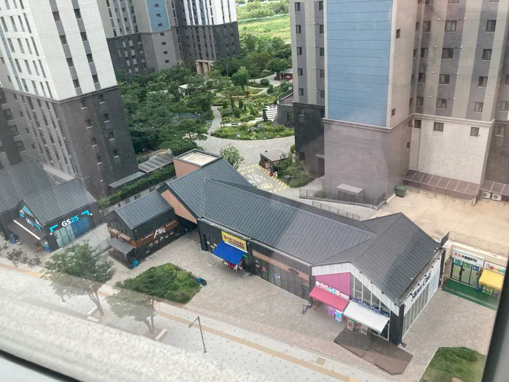 房間往下就可以看到超商和餐廳