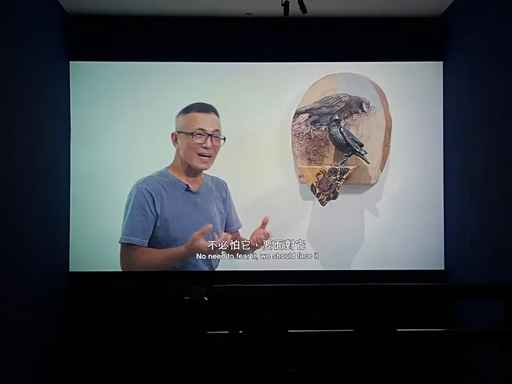 一、二樓間的訪談影片