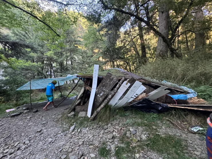 傾倒的南湖山屋，感覺像鬼片的布景。