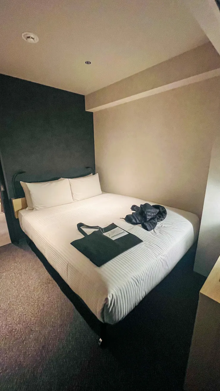 一旁的走道至少能打開行李箱。