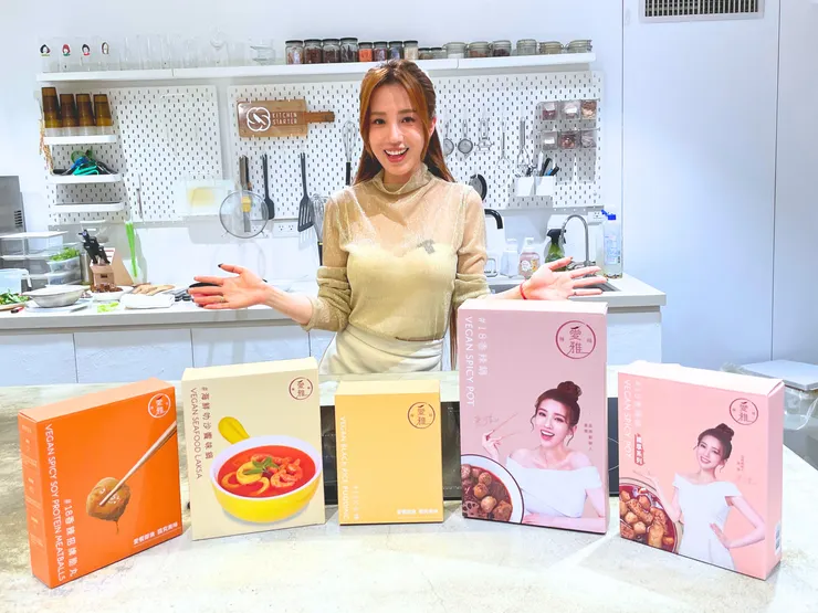 圖說：藝人愛雅在老公全力支持下創立的素食鍋物品牌「愛雅辣呦」，成功打造素食極品美味。（圖片來源：愛雅辣呦）