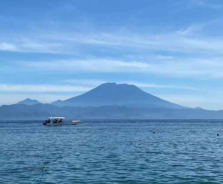 今天可清楚看到對岸峇里島的阿貢火山