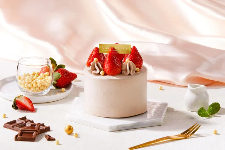 圖說:一層一層吃才過癮!莓果奶油、巧克力奶油加上滿滿草莓,甜度不高卻很有存在感,每一口都是不同風味接力登場。(資料來源:LADY KELLY)