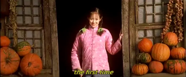 人兒鑲在門框裡，一分赧意九分笑盈盈笑，十分樸素鮮活。