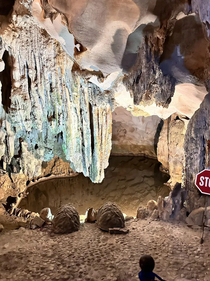 驚訝洞 Sung Sot (Surprise) Cave