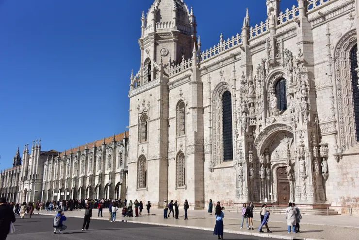 宏偉的建築外觀,與渺小的人群形成對比。