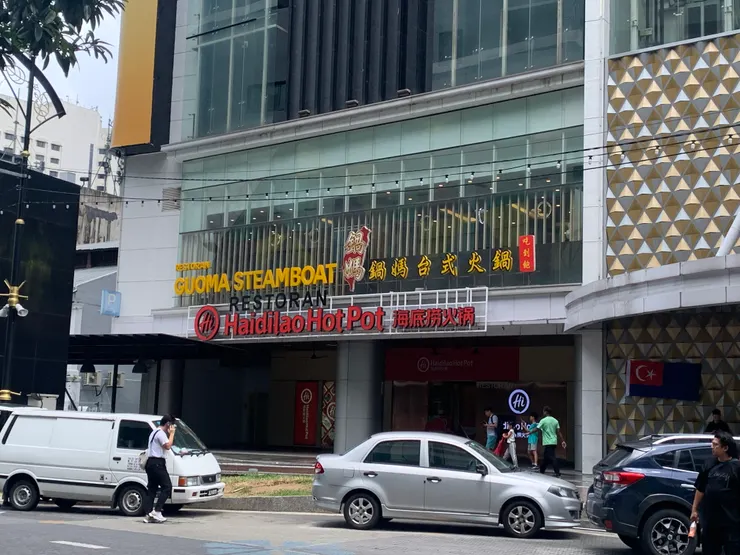 柔佛一出關口，有海底撈。