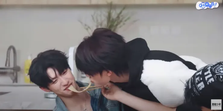 都不敢對視了😂😂😂