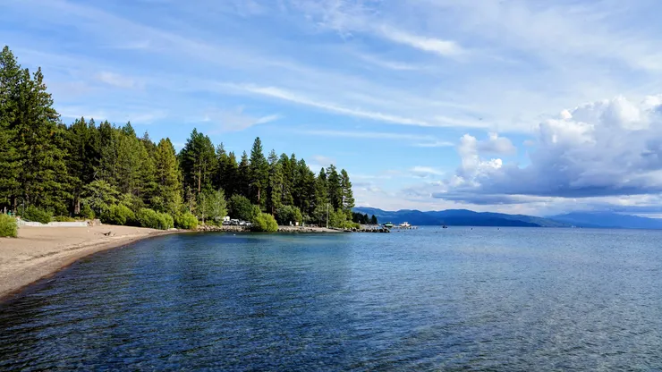 太浩湖是全美國第二深的湖, 高山雪水融化會聚, 湖水清澈可見底。