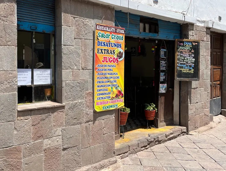 逛完市場，誤入當地人的小吃店，套餐有湯及主菜只要8祕魯幣（約台幣64元）。