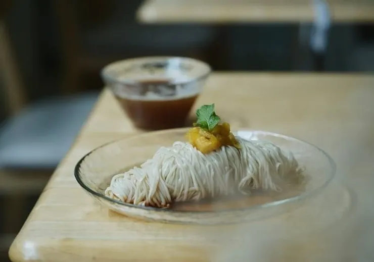 双川製麵「水·舞」佐以阿里山茶品牌「旅人茶濃TRIPPER TEA」紅茶製成醬汁，成為夏日清爽涼麵