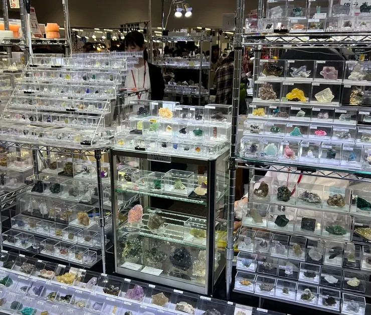 小巧精緻的礦物標本是日本礦展一大特色。