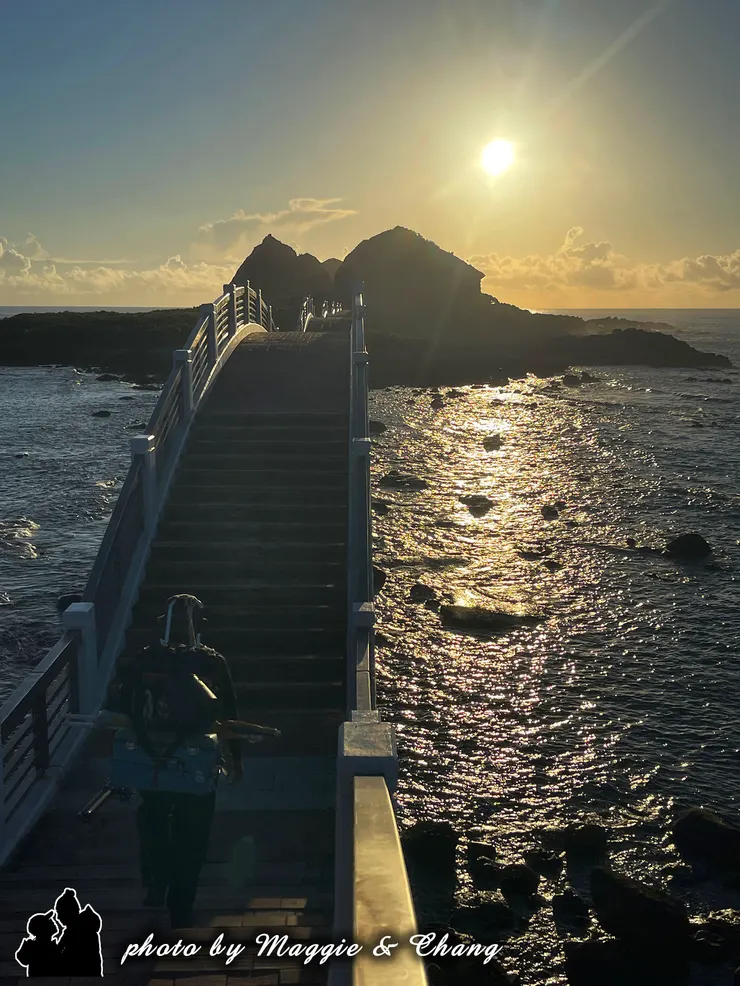 跟著當地釣魚人走過那座拱橋
