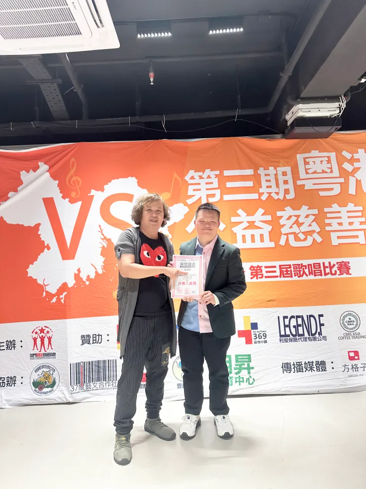 勇氣獎：嚴晧(右)