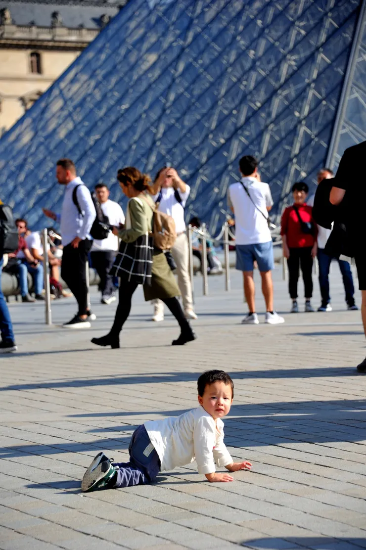 【收藏龐大時不我予且觀眾生百態 館前廳倒金字塔下徘徊頗不甘心─爬向金字塔，這孩子有前途。】