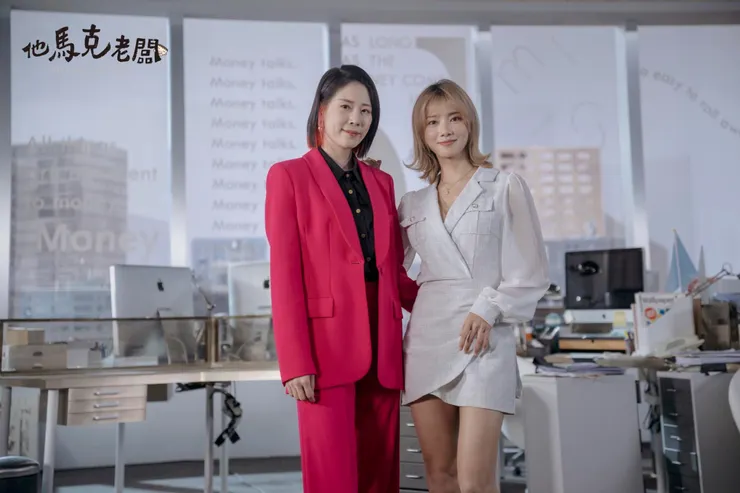 在《五斗米靠腰》中,蔡亘晏一人分飾兩角,其中一個角色,就是電影版中,由蔡黃汝飾演的的女秘書「Vivian」。