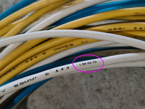 抽換下的舊電線，可以看到標示著1985年