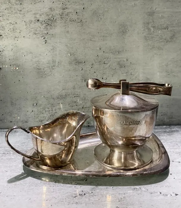 講究的咖啡館會用銀器裝方糖與牛奶供客人使用。圖片取自catawiki.com