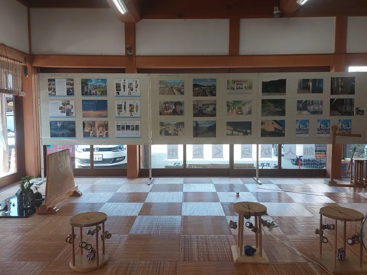 一進木屋內，就可以發現左手邊的塌塌米上放了一些手工藝的器材跟小物，後面還貼滿了古川景點跟電影場景的對比照