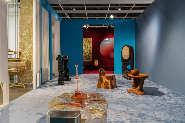 餐廳 - 藝術家  餐廳屬於一對環遊世界的中國和丹麥藝術家夫婦, 他們品味著斯堪的納維亞極簡詩意與歸鄉的溫暖香氣。光線自由流淌在絲綢、 亞麻、淡藍色調、 閃亮的鏡子和冷冽的鉻金屬之間, 並由天鵝絨與深色木材的調和來調控。受到安恩·雅各布森(Arne Jacobsen ) 的啟發, 空間展開到雙重的庭院中，將花園的清新與國際化、親切宜人的氛圍巧妙融合。