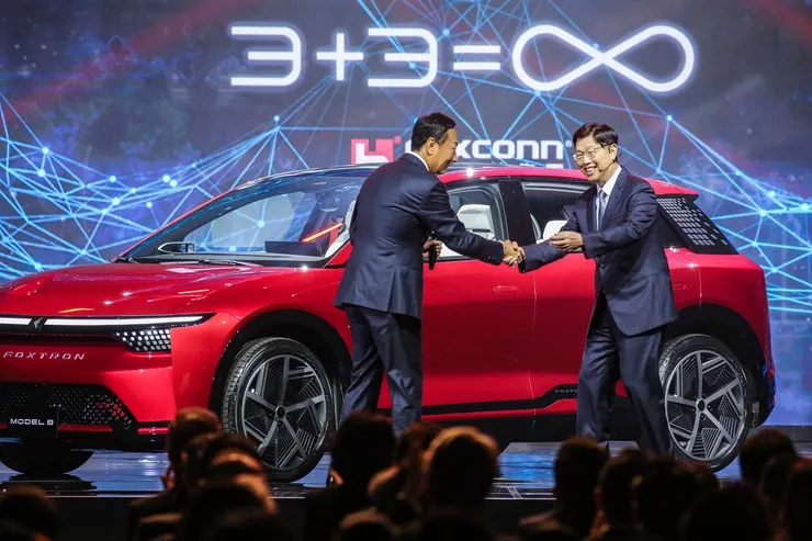 郭台銘親自駕駛鴻海的跨界電動休旅車Model B上台